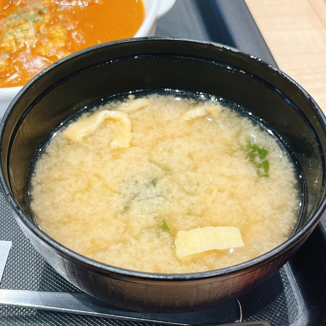 「すんごい美味いんだけど」松屋の“チキンがごろごろ入った限定メニュー”ライスが特盛無料で嬉しすぎる…！「通年で食べたい」「ガチリピ…！」