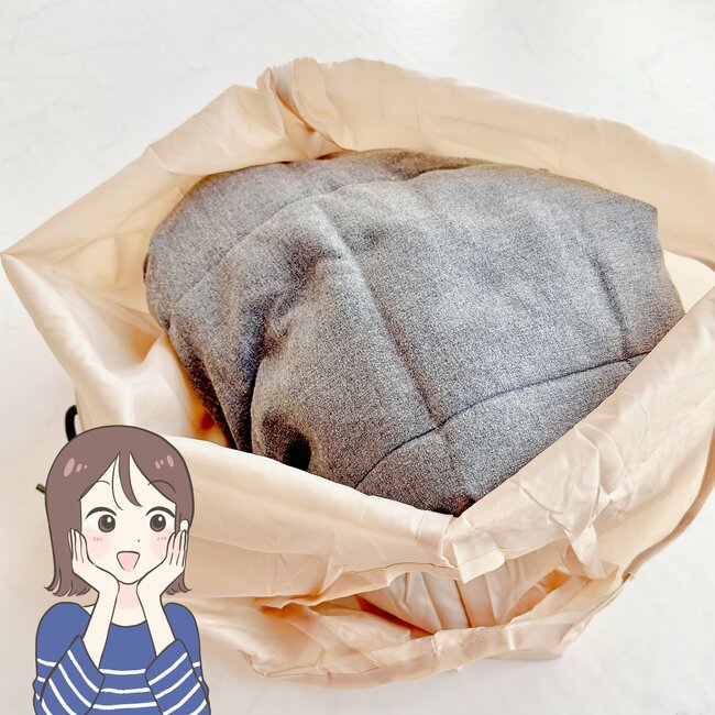 ポシェットいらないじゃん…！ダイソーの「サコッシュみたいに持ち歩けるエコバッグ」身軽に買い物できて嬉しすぎる！