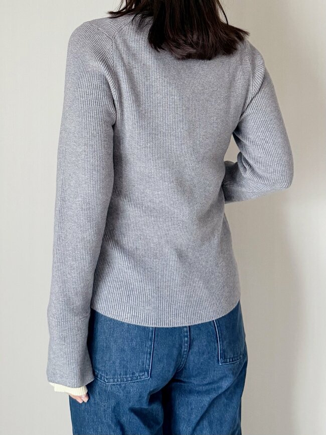 「2色買いました」「袖がかわいい」グローバルワークの“2093円トップス”たっぷり着回せてコスパ抜群です!「腕が細見えします」