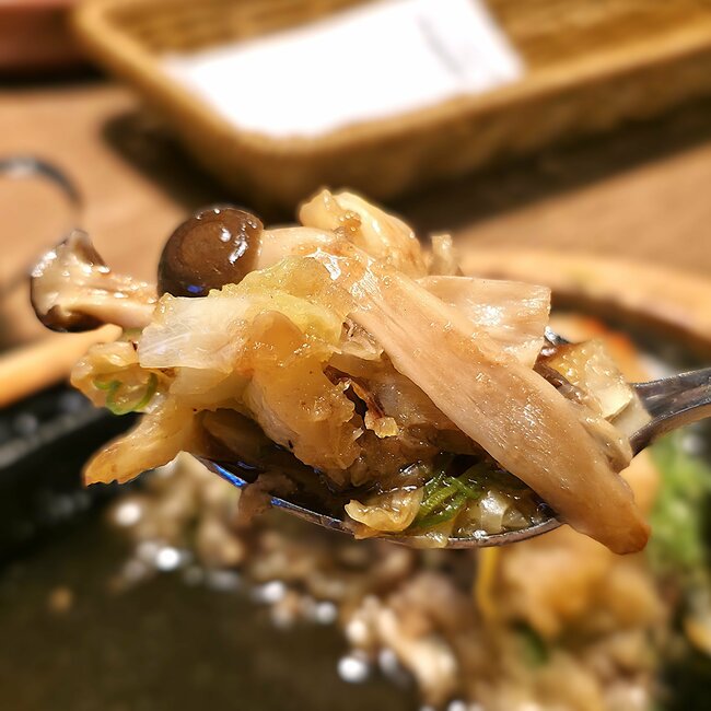 ほぼ一面“ねぎ”なんだけど！びっくりドンキーの知る人ぞ知るメニュー「ねぎまみれハンバーグ」がヤバい！ねぎにハンバーグが埋まっちゃってるよ…！