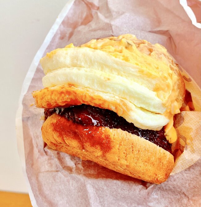 「ボリュームえぐい」「デカすぎる」ケンタッキーの“やけくそバーガー”卵たっぷりで幸福感がすごい！「思った以上にでかくて食べるの大変だった」《実食レビュー》