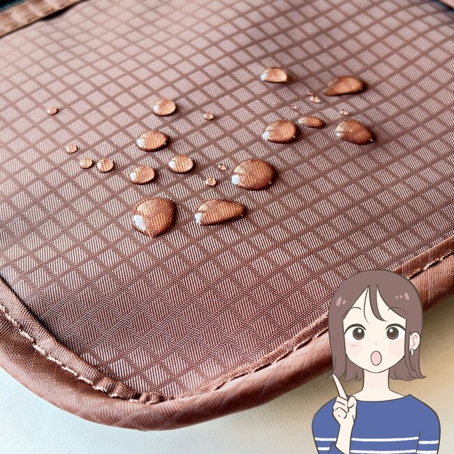 お薬手帳がすっぽり入った！3COINSの“ぺたんこポシェット”お財布いらずで外出できて便利！「扱いやすい」「買い足します！」《購入レビュー》