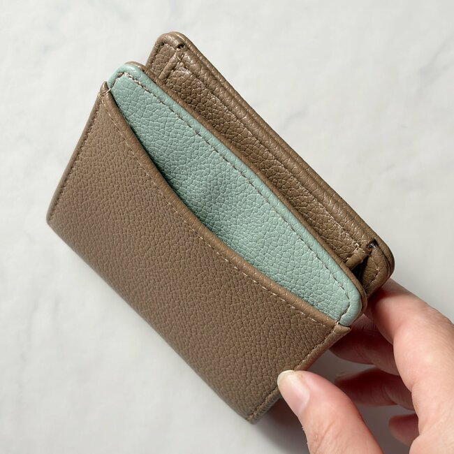 「小さい財布を探してました」「購入して正解」3COINSの“コンパクトな財布”小さめバッグにも入って優秀!「カードもお札も小銭も全て入ります」