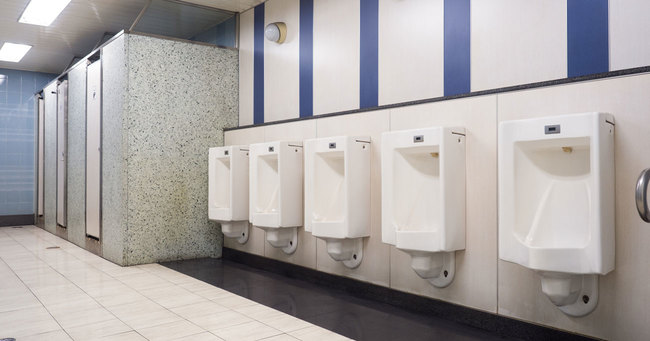 公衆トイレで小用便器に無意識に唾を垂らす男性はしばしば目につく