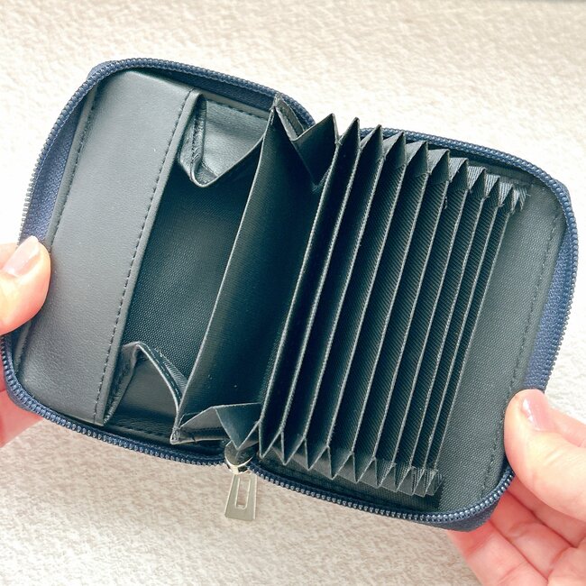 カードや診察券が22枚入る…!ワークマン新作の「980円ミニ財布」ガバッと開いて取り出しやすい!