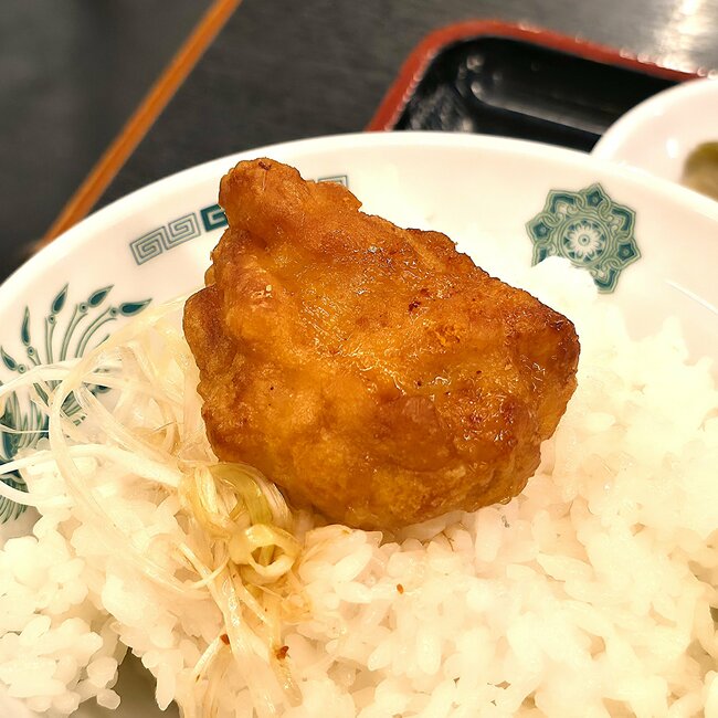 「定期的に食べたくなる」「全人類食べて」日高屋の“やみつき定食”白米を食べる手が止まらない!「罪の味がする」「ご飯が進むから良き!」《実食レビュー》
