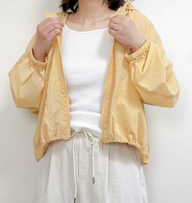 「ママ友にも褒められました！」GUの“めちゃ軽アウター”が涼しくて快適…！「シルエットが最高に可愛い」「50を過ぎてますがオシャレになれる！」
