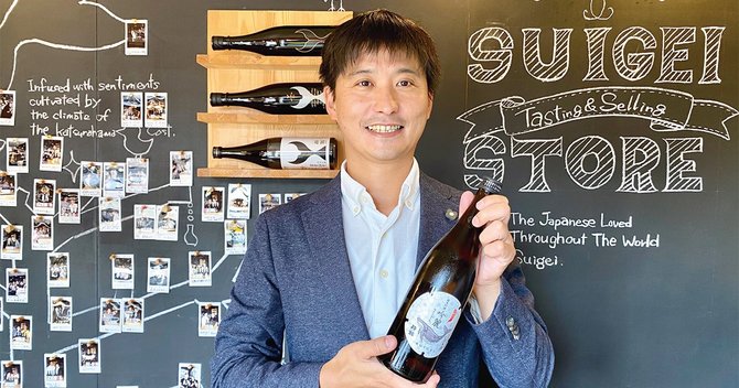 酔鯨本社蔵の売店に立つ大倉広邦さん