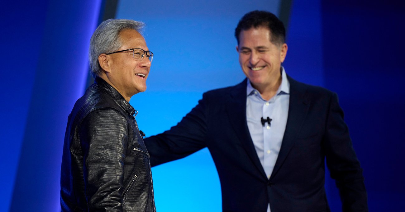 デルの年次開発者会議に登壇したマイケル・デルCEO（右）とエヌビディアのジェンスン・フアンCEO