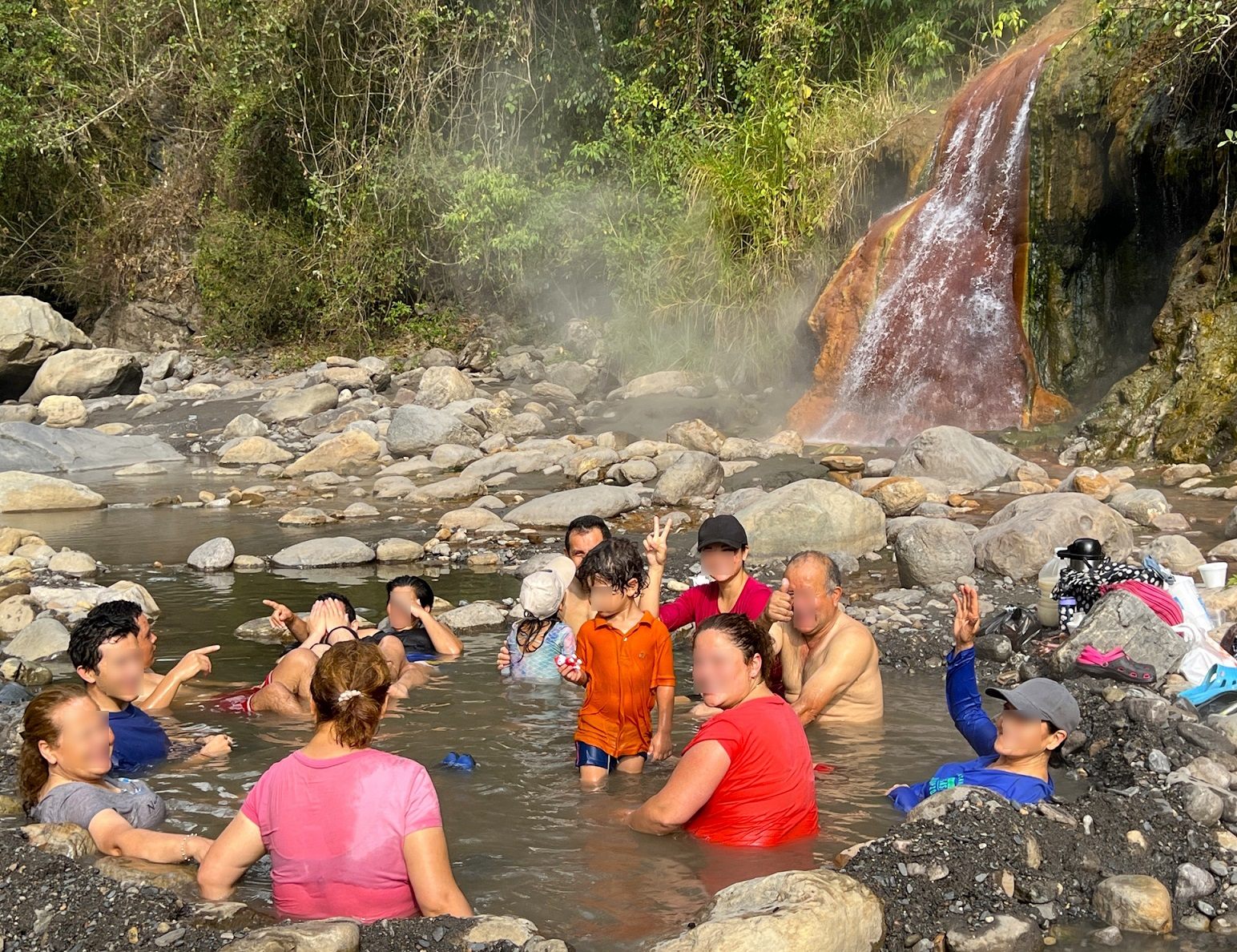 知られざる山奥の秘湯に一緒に入ろう!コロンビアで超豪快な「最も高熱な滝湯」につかる