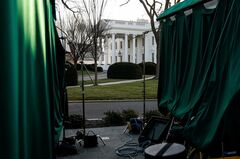 トランプ氏孤立深まる　議会乱入に揺れた政権内幕