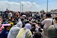 アフガン群衆に催涙ガス、カブール空港周辺が騒然