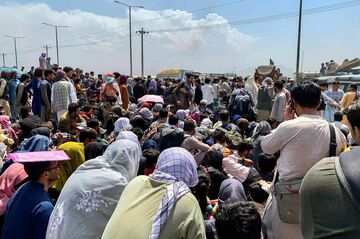 アフガン群衆に催涙ガス、カブール空港周辺が騒然