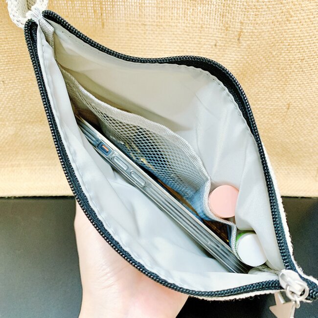 お薬手帳や診察券、処方薬がまるっと入った！スターバックスの「オシャレな薄型ポーチ」お財布代わりにもなって使い勝手バツグン！【購入レビュー】