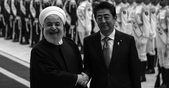 6月12日、イランを訪問し、テヘランでの歓迎式典で大統領のロウハニ（左）と握手する首相の安倍晋三