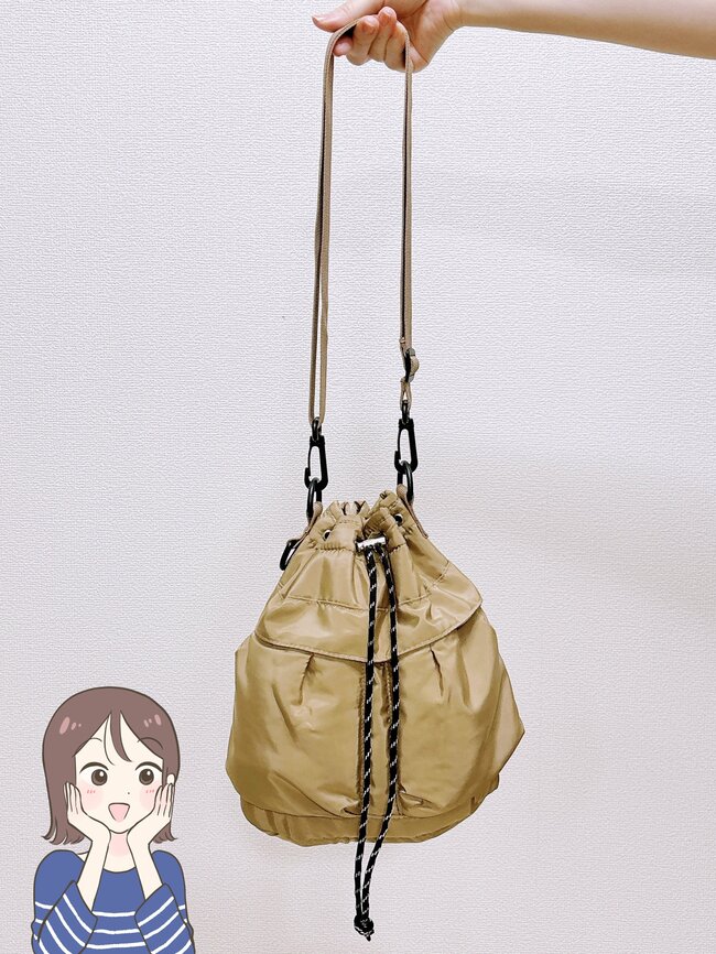 「毎日使ってます」「買って良かった」3COINSの“荷物がたっぷり入る巾着ショルダー”ガバッと開いて使いやすい!「天気に関係なく使いたくなる可愛さ」