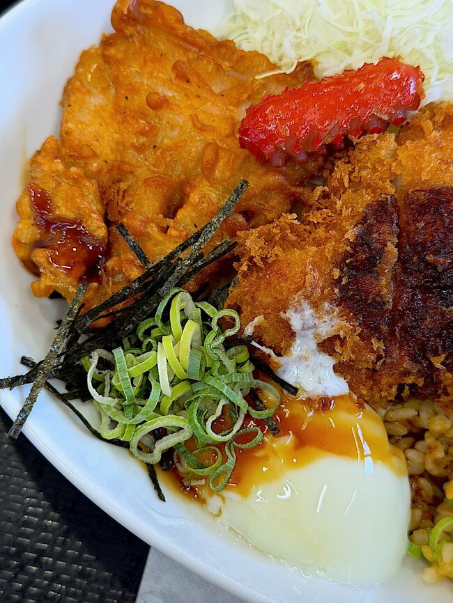 「究極のよくばり飯」「旨いもんの詰め合わせ」かつやの“衝撃的なメニュー”大人のお子様ランチみたいで贅沢!「嫌いな男の子いないでしょ!」「さすが俺たちのかつや」《実食レビュー》