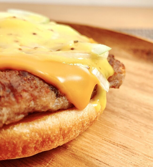 「エグい美味い」「モスで一番好き」モスバーガーの“期間限定メニュー”お肉の旨みがハンパない！「3つぐらい食べれる」「美味すぎて泣いた」《実食レビュー》