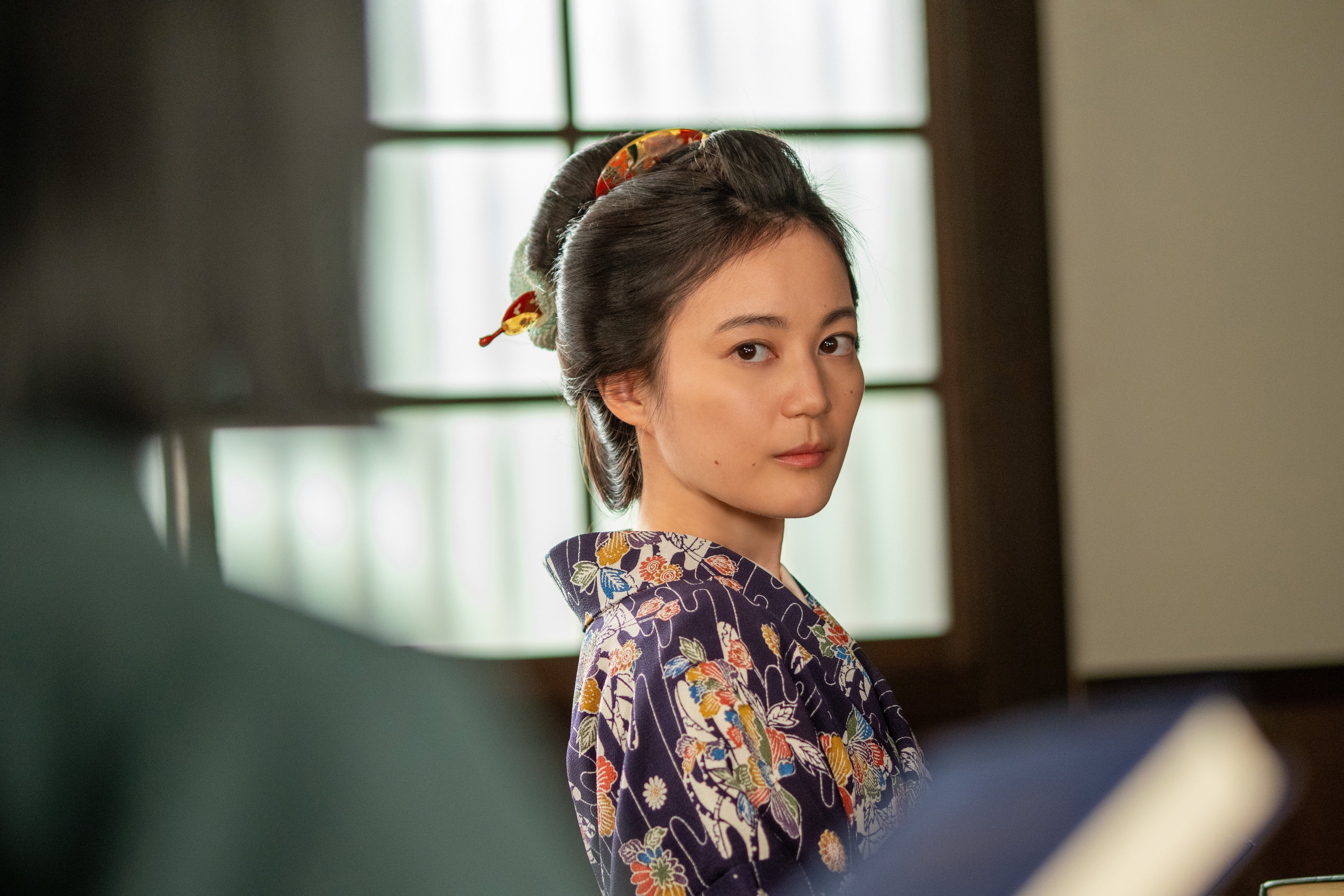 女性は仲が良くなるほど「キツい」？朝ドラ脚本家が“男性が作るセリフ”に抱いた違和感と解決策〈風、薫る第22回〉