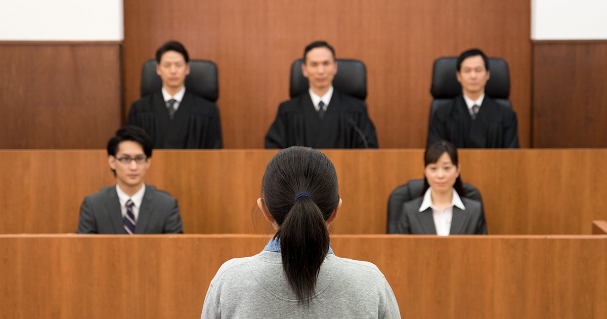 法廷に立つ女性