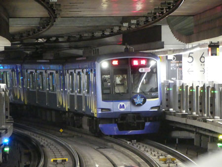 渋谷駅ホームに到着した「ベイスターズトレイン ビクトリー号」