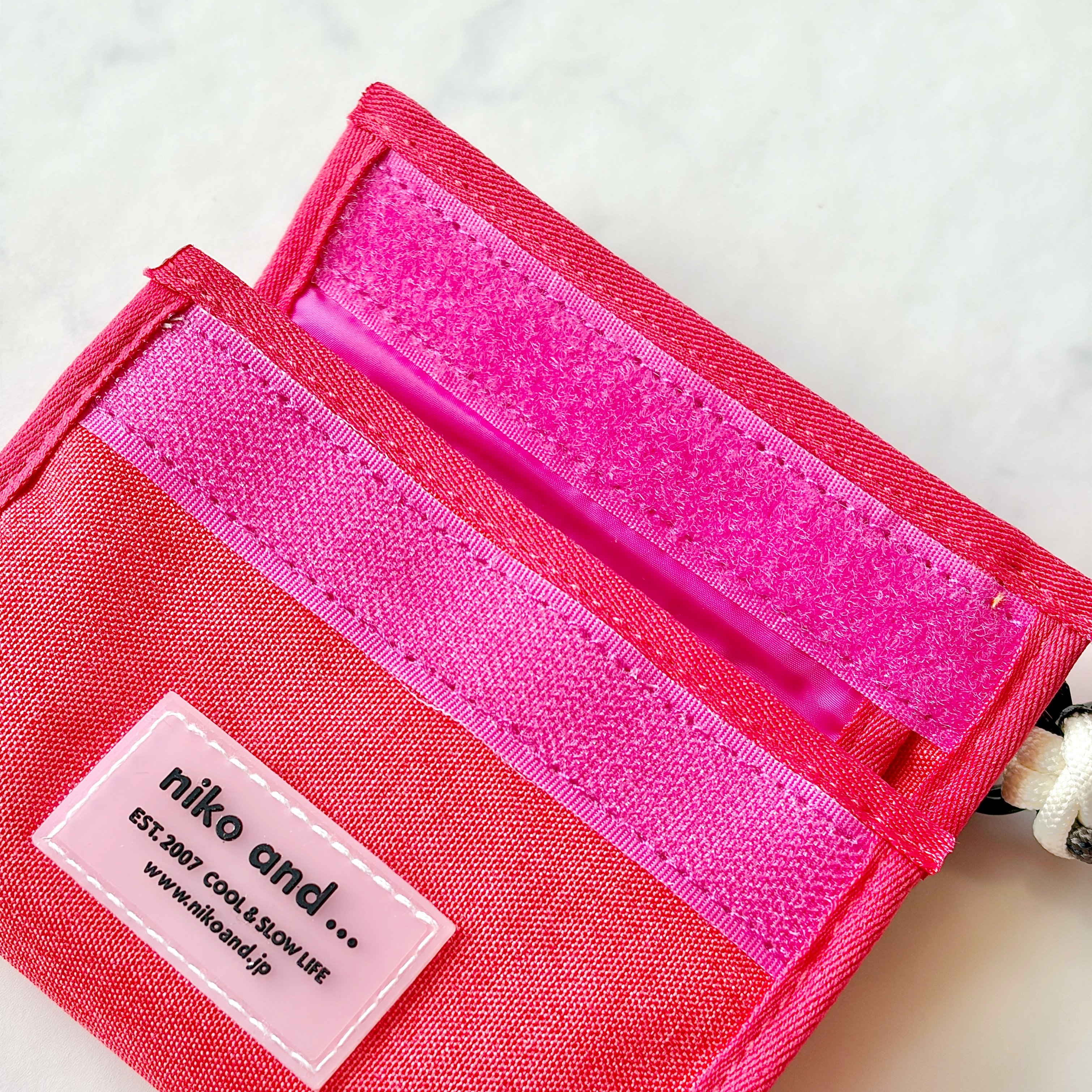 普通の財布に戻れないかも…！ニコアンドの「ナナメがけできるミニ財布」カギもカードも入って理想的すぎる！