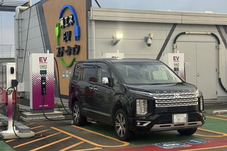 イオンモール宮崎の屋上。充電スペースにEVではないデリカが堂々と駐車している。モラル低過ぎ！ Photo by F.Y.