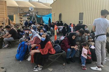 タリバン、市民のカブール脱出を妨害　抗議弾圧も