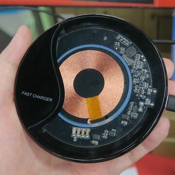 スケルトン仕様でカッコいい！ コイルや基板が見えるワイヤレス充電器