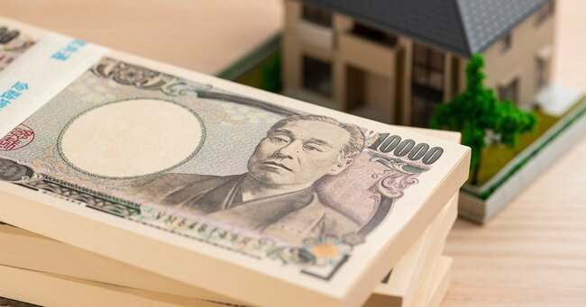日本紙幣と住宅の模型