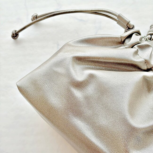 「全カラーリピ買いしました」ハニーズの“めちゃ軽バッグ”長財布やペットボトルがすっぽり入って使いやすい！「柔らかい素材で大容量」「開け閉めもラクです」