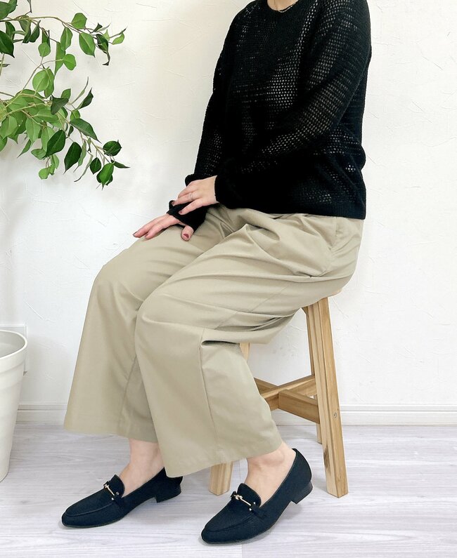 「お腹周りがスッキリ」「全色買う予定です」無印良品の“楽ちんパンツ”どこから見ても美シルエット…！「最高に理想的なパンツ！」