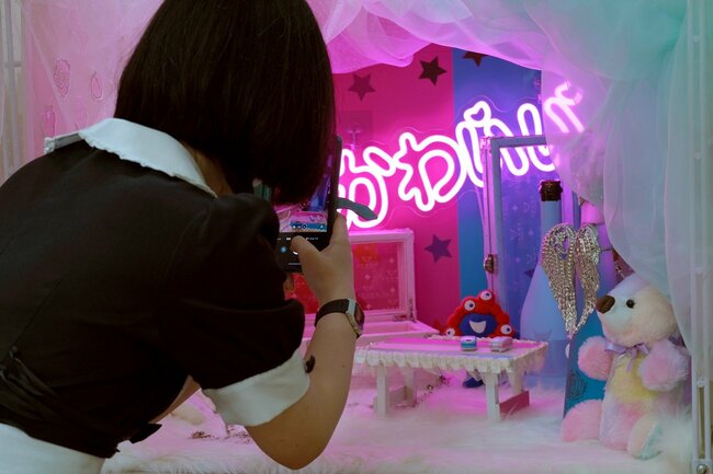 「Marionnette Amis」の2階にはコレクター向けドールの製造・販売をする企業アゾンインターナショナル（神奈川県藤沢市）の協力のもとで運営しているスタジオが併設されており、携帯ひとつで、大切な「ドール」「ぬいぐるみ」などの「小さなお連れ様」との特別な1枚を撮ることが可能だ