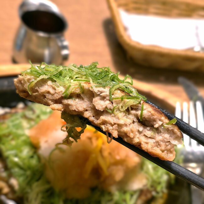 ほぼ一面“ねぎ”なんだけど！びっくりドンキーの知る人ぞ知るメニュー「ねぎまみれハンバーグ」がヤバい！ねぎにハンバーグが埋まっちゃってるよ…！