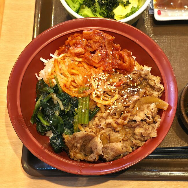 もう普通の牛丼に戻れないよ…すき家の“やみつき限定メニュー”毎日食べたいくらい好き！「おいしすぎるやろ…」「大盛り余裕でぺろりだった」「レギュラーメニューにして欲しい！」【実食レビュー】