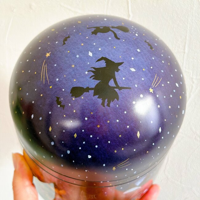 「衝動買いした」「見てて楽しい!」カルディの“光るハロウィン缶”が幻想的すぎる!「プラネタリウムみたい」「部屋中大きな影絵でいっぱい」《購入レビュー》