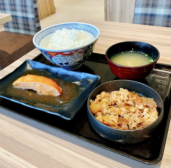 「大盛3杯食べちゃいました」吉野家の“肉と魚のダブル定食”ご飯おかわり無料なのが嬉しい！「おばあちゃんの味がする」「懐かしくて泣けてきた」《実食レビュー》
