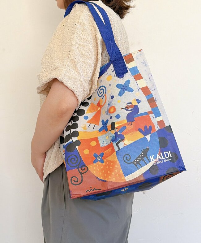 思わず値段を二度見した…！カルディの“200円エコバッグ”10kgも入って大容量！「とても可愛い」「安いのにしっかりした作り」《購入レビュー》