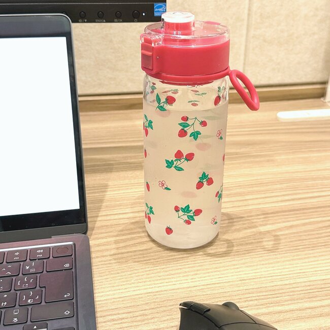 水を飲む量が増えました!アフタヌーンティーの「華やかボトル」イチゴ柄が可愛すぎる!《購入レビュー》