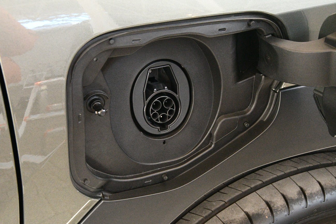 普通充電口は右リヤフェンダーに装備