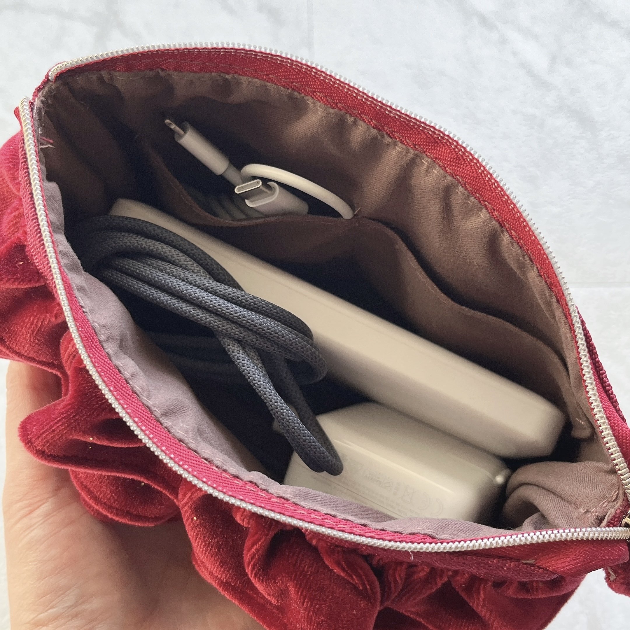 「色が可愛いどハマり」3COINSの“高見えポーチ”コスメ一式がまるっと入って使いやすい!「全部ほしいぞ!」「鬼かわいい」