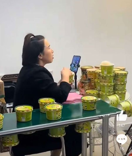 配信用の偽物の工場で「生産が追いつかない!」とアピール Photo.T.Y.
