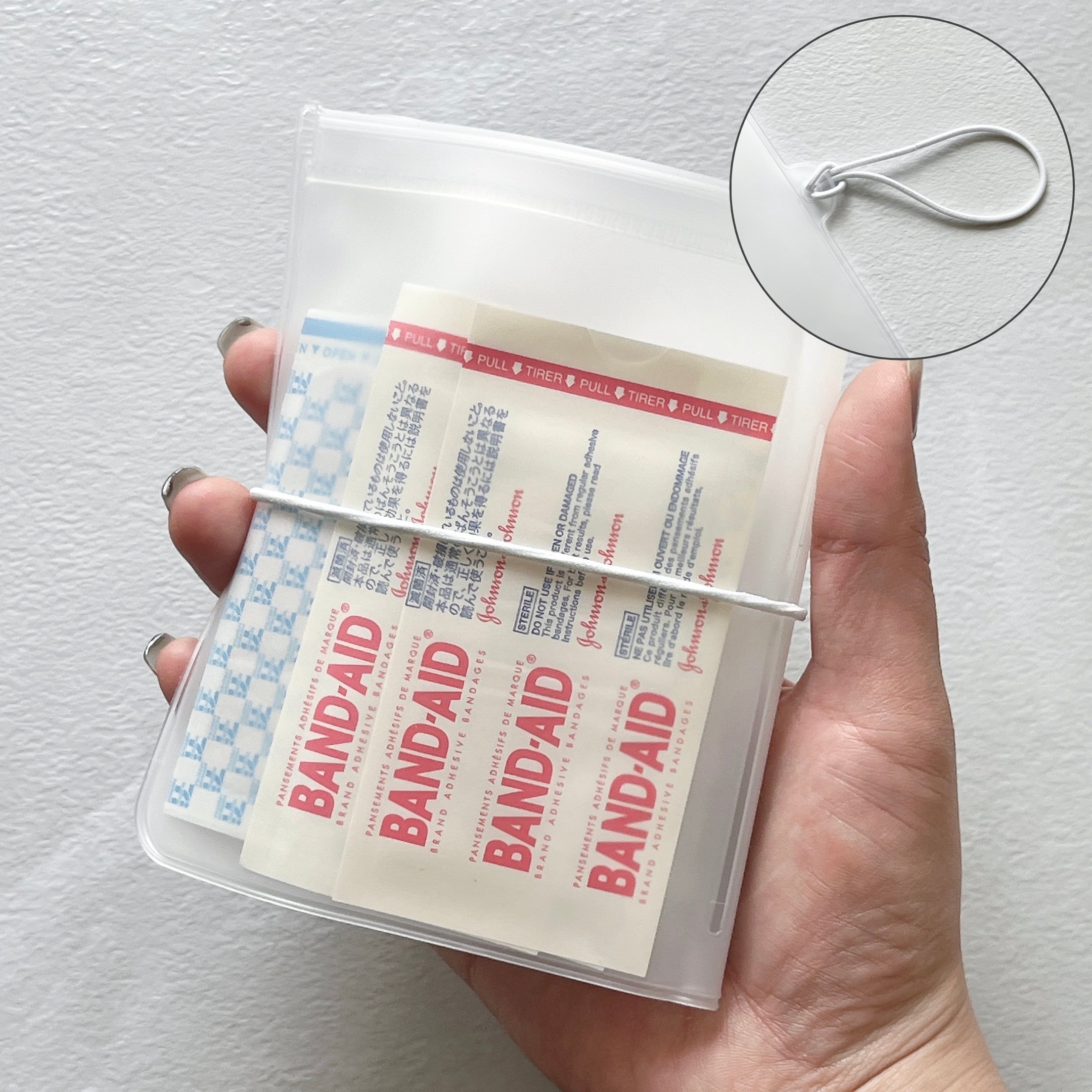 カードや診察券が30枚入った!セリアの“くるっとまとまるポーチ”バッグの必需品になりました!「試供品を入れるのにめっちゃ良かった」「洗顔から100円玉まですっきり入っていい感じ」