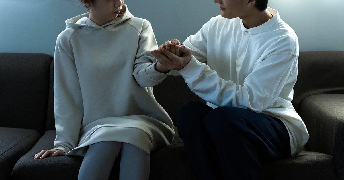 ソファに座る男女