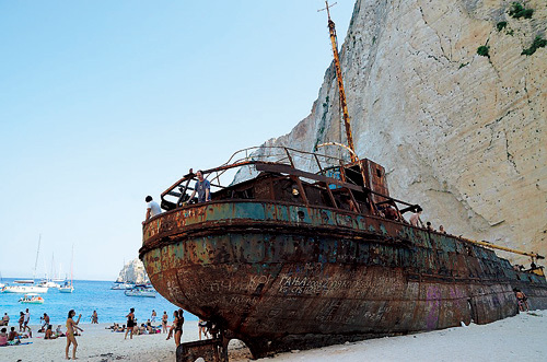 ギリシア ザキントス島断崖に遮断されたビーチに打ち上げられた難破船 奇跡みたいな絶景の楽園へ 今 こんな旅がしてみたい ダイヤモンド オンライン