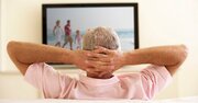孤独な女性ほどテレビ視聴時間が増え、座りっぱなしが健康リスクに…英国の研究より