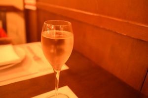 「ロッツォシチリア(ROZZO SICILIA)」では食前にスパークリングワインが出た