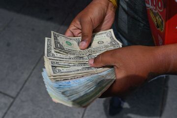 ドルの「王座」安泰、外貨準備の比率低下でも
