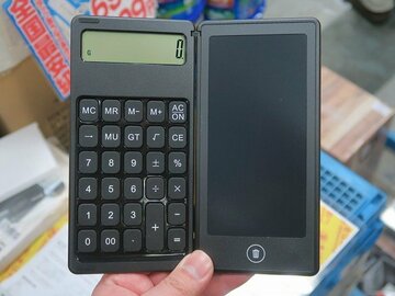 計算しながらメモが取れる！ 激安電子メモパッドに電卓が合体