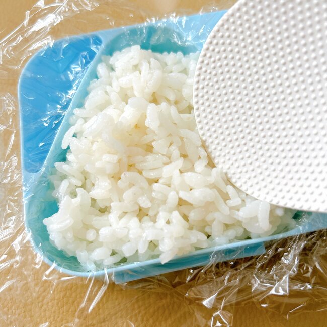 今までの苦労はなんだったの…セリアの「おにぎり弁当箱」が画期的すぎる!これが110円は感動です!